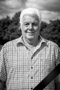 Portraet Eines Aelteren Mannes Im Freien 200x300